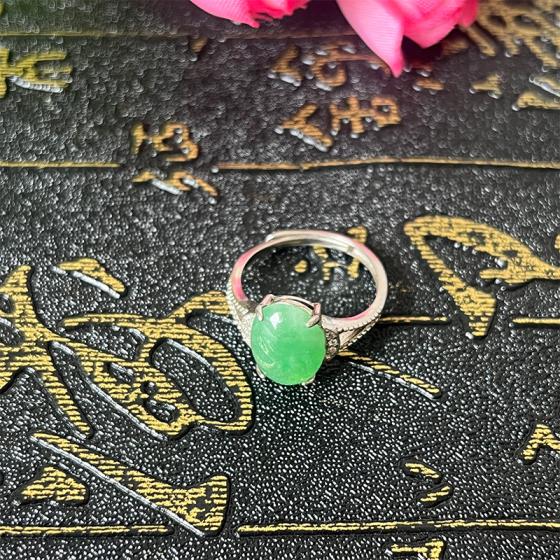 S925银镶嵌翡翠绿戒指